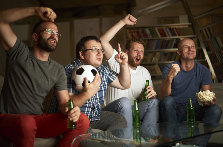 WM: Fußballgucken Männer beim Fußballgucken