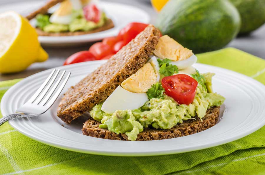 Vollkorn Schulbrot mit Ei und Avocado