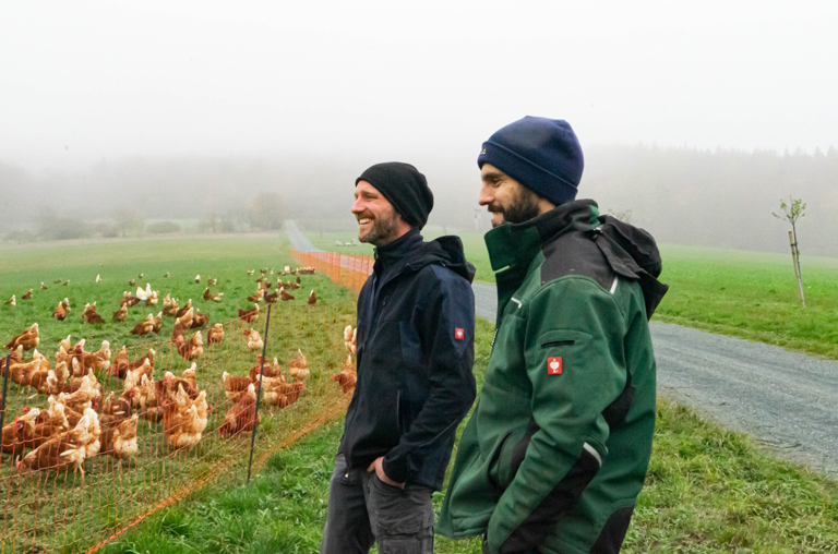 Kevin Faust und Markus sind zufrieden mit ihren Hühnern – und andersrum