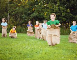 Kinder beim Sackhüpfen