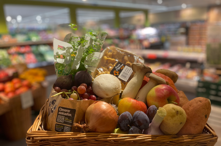 Verschiedene Erzeugnisse des Herbstes in EDEKA Georgs Herbstmarkt