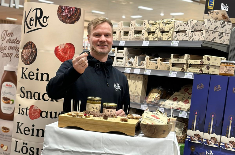 Koro mit einem Stand zur Eröffnungsfeier in Idstein