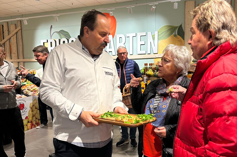 Johann Lafer im Gespräch mit Kunden bei der Eröffnung in Idstein