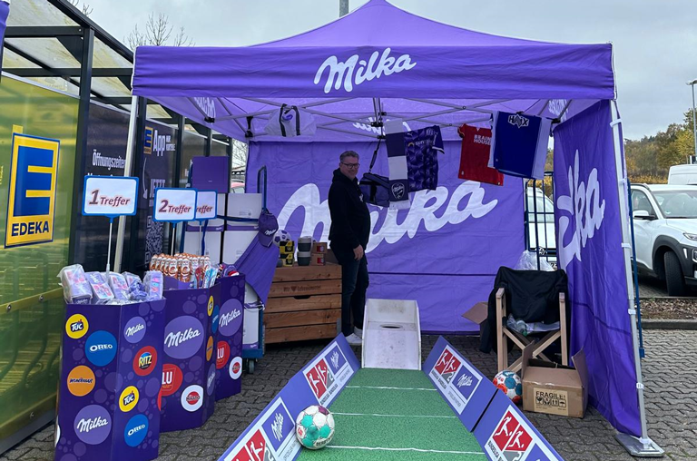 Milka hatte ein Zelt mit Fußball-Aktion auf dem Parkplatz von EDEKA Georg