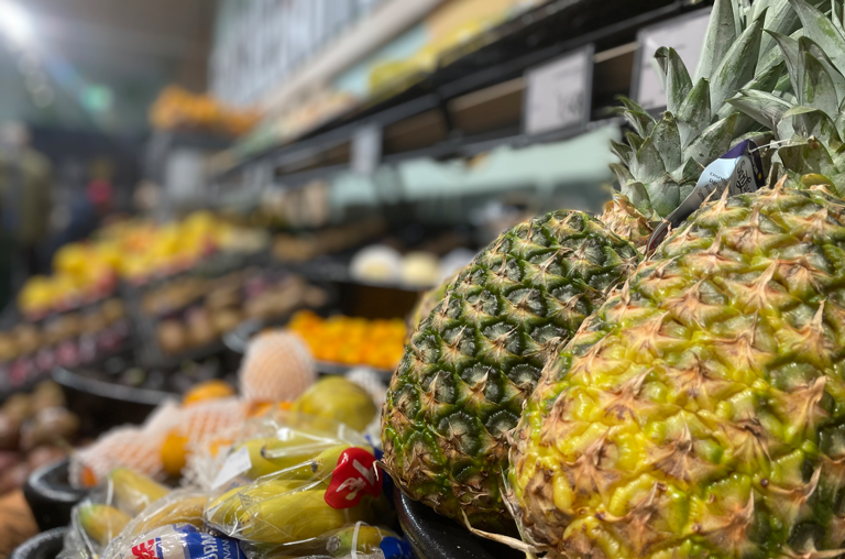 Ananas im Markt von EDEKA Georg