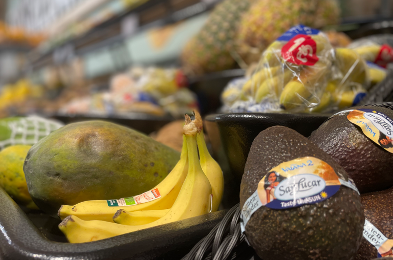 Banane und Avocado in der Auslage von EDEKA Georg