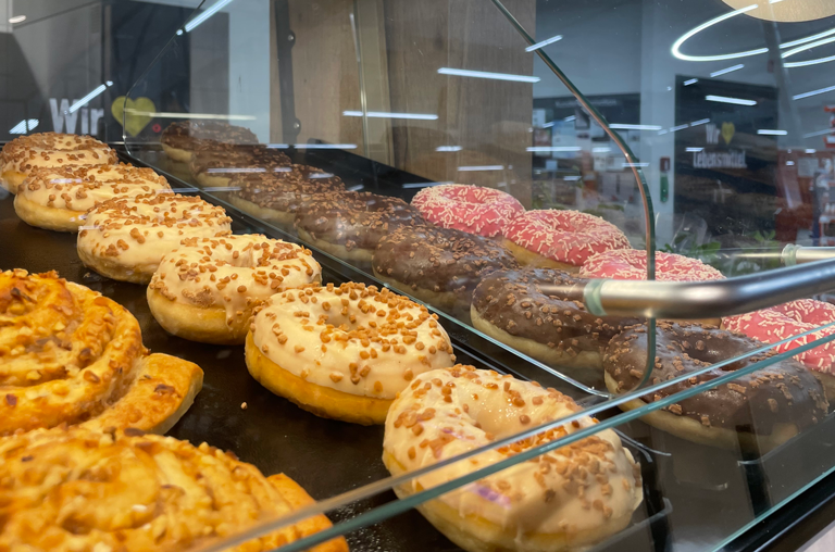 EDEKA Georg in Idstein, Backshop, Donuts in der Auslage