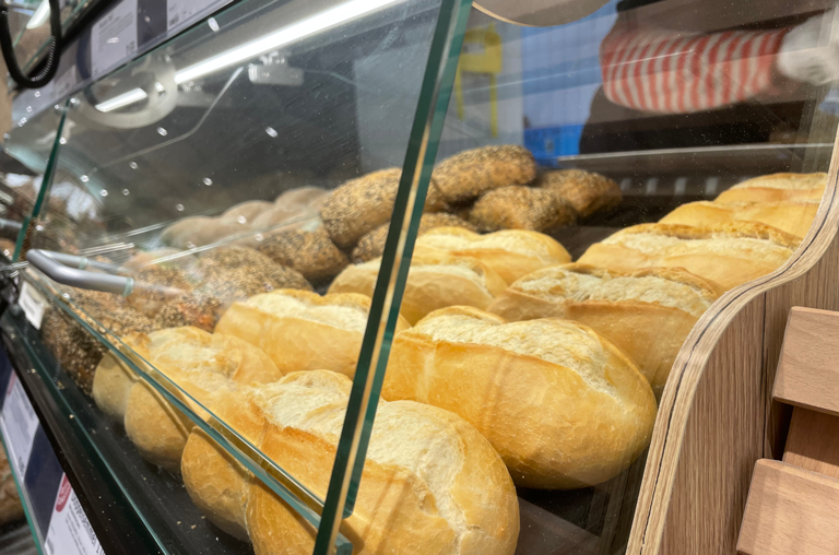 EDEKA Georg in Idstein, Backshop, Brötchen in der Auslage