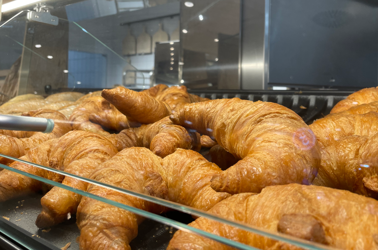 EDEKA Georg in Idstein, Backshop, Croissants in der Auslage