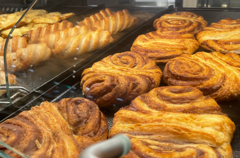 EDEKA Georg in Idstein, Backshop, Franzbrötchen in der Auslage