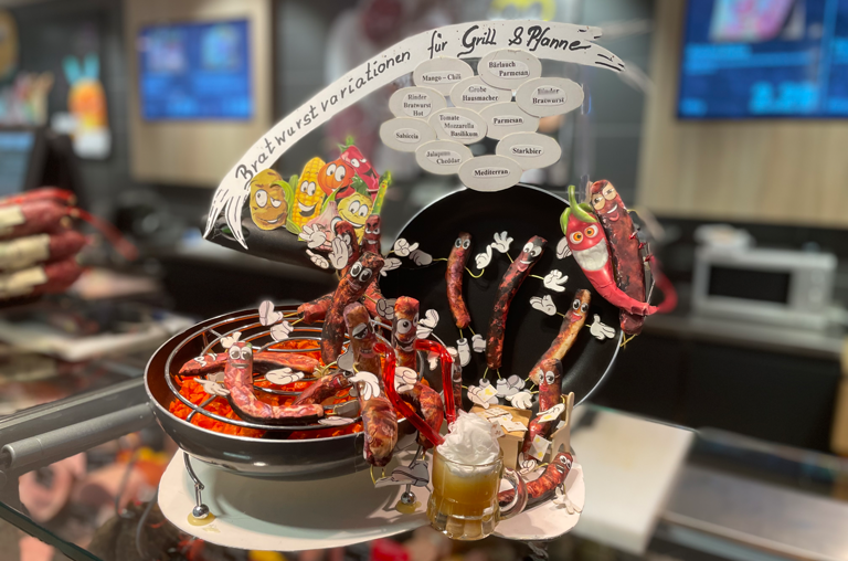 Kunst am Grill - schöne Deko auf der Frischetheke in Bad Camberg