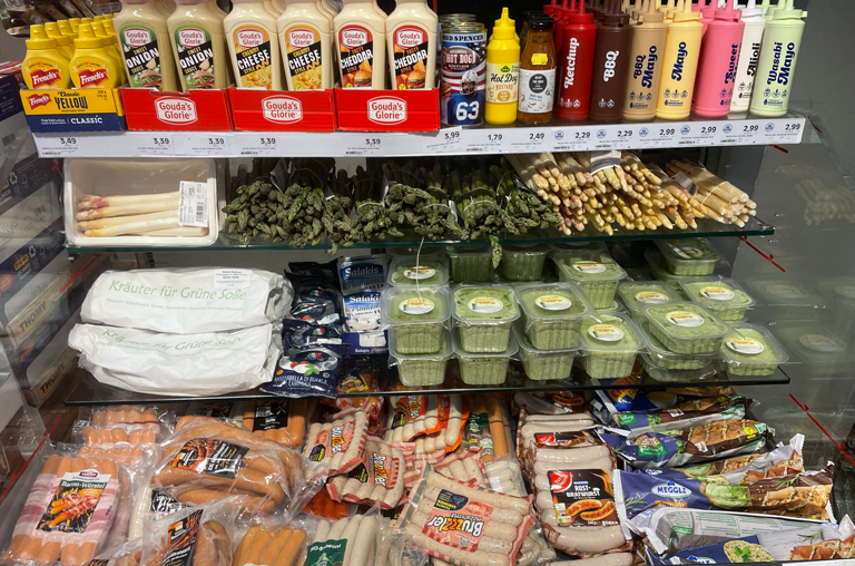 Ein Kühlschrank voll von Grillköstlichkeiten und Saucen mit Spargel und Grüner Soße