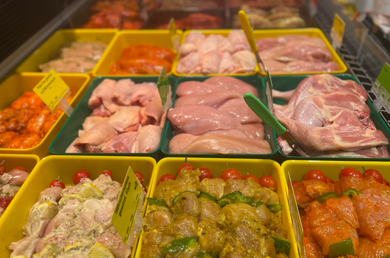 Auswahl besten Grillgutes aus Hähnchen bei EDEKA Georg in der Frischetheke