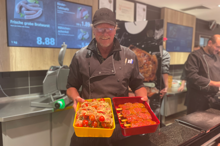 Mitarbeiter von EDEKA Georg in Oberursel präsentiert gutes Grillgut