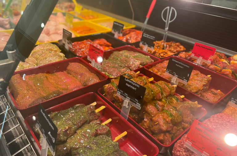 Auswahl besten Grillgutes bei EDEKA Georg in der Frischetheke