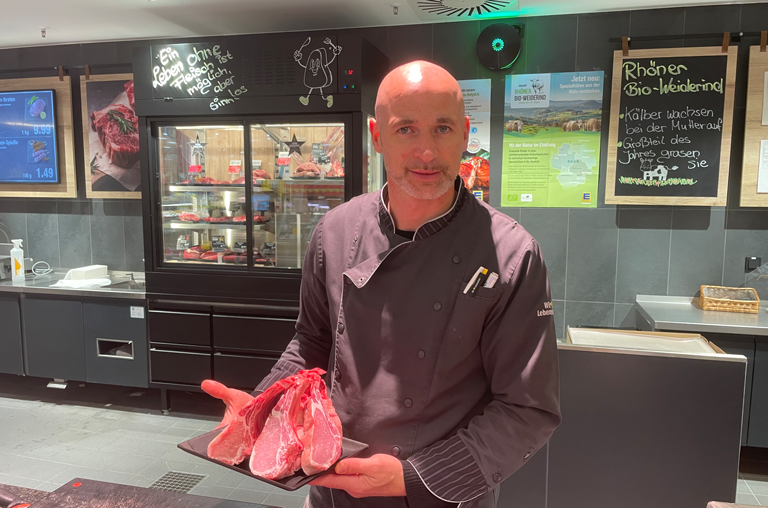 Massimo Balbi, Fleischer und Abteilungsleiter Frischetheke bei EDEKA Georg