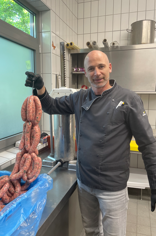 Massimo Balbi ist stolz auf seine Eigenkreation, die mediterrane Bratwurst