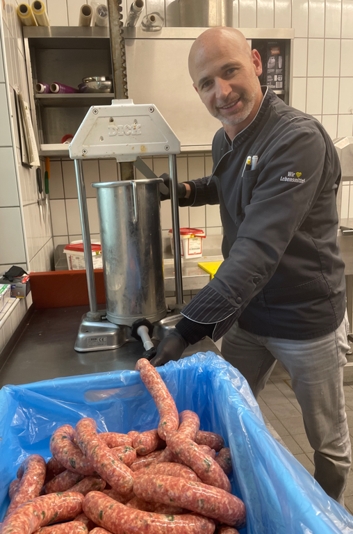 Massimo Balbi ist stolz auf seine Eigenkreation, die mediterrane Bratwurst