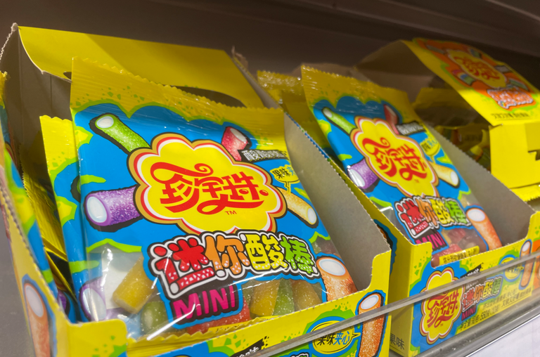 Nahaufnahme von Tüten mit asiatischem Weingummi mit chinesischen Schriftzeichen im Regal von EDEKA Georg in Idstein