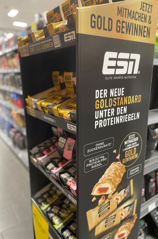 Ein Aufsteller mit Gewinnspielankündigung mit neuen ESN-Riegeln bei EDEKA Georg in Idstein