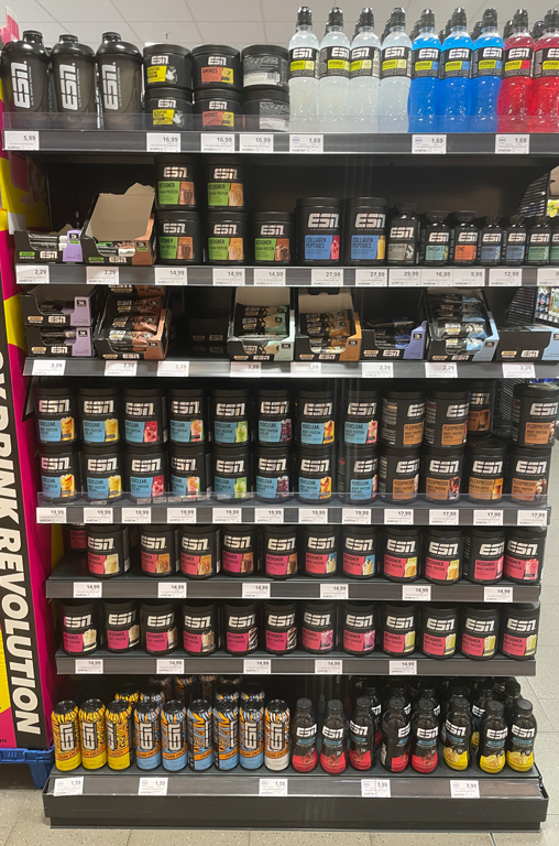 Ein Regal bei EDEKA Georg Riedberg voll von ESN-Artikeln