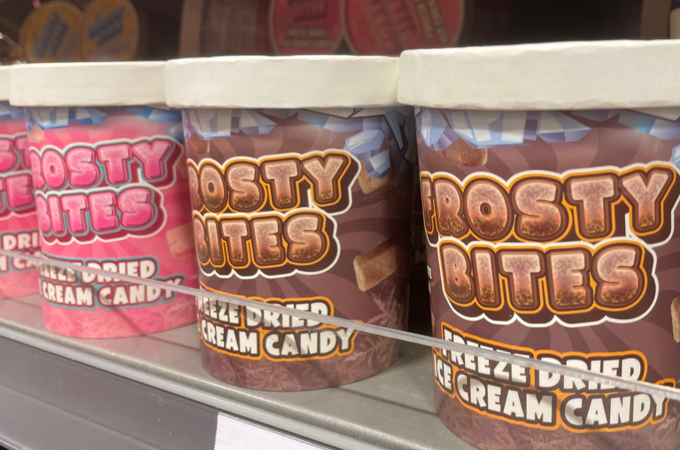 Frosty Bites gefriergetrocknete Eiscreme-Süßigkeiten vom internationalen Süßigkeitenmarkt im Georg-Regal