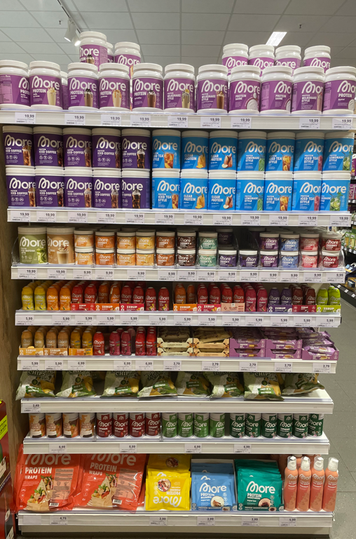Ein Regal bei EDEKA Georg Riedberg voll von More-Nutrition-Artikeln