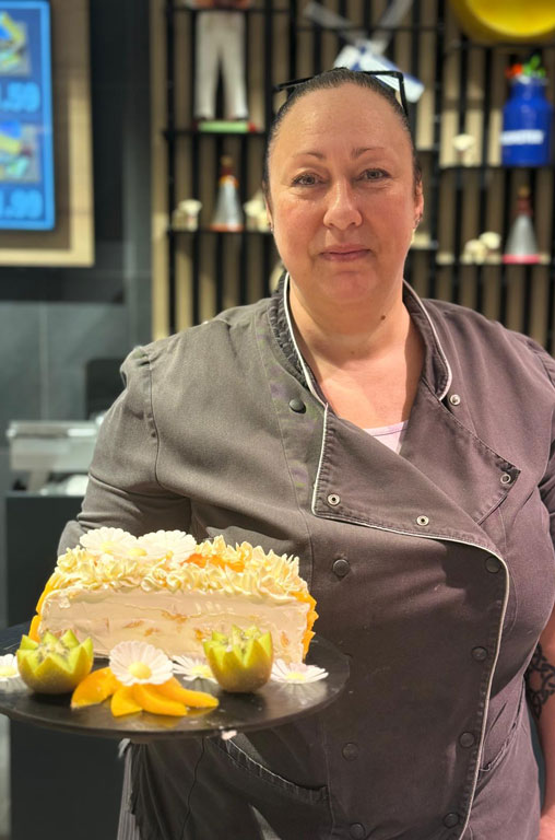 Heike Bernhardt präsentiert eine Frischkäsetorte