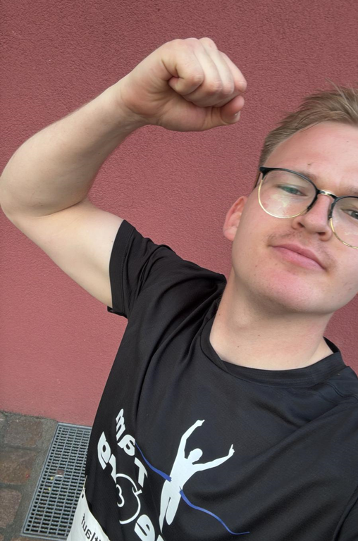 Moritz Swienty wirft die Faust zum Sieg hoch - der schnellste der Georg-Riege