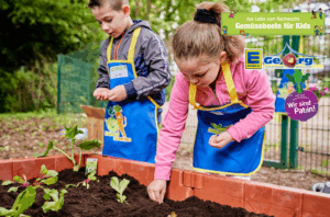 Gemüsebeete für Kids Aufmacher Kinder am Hochbeet mit Rote-Bete-Icon "Wir sind Pat:in!"