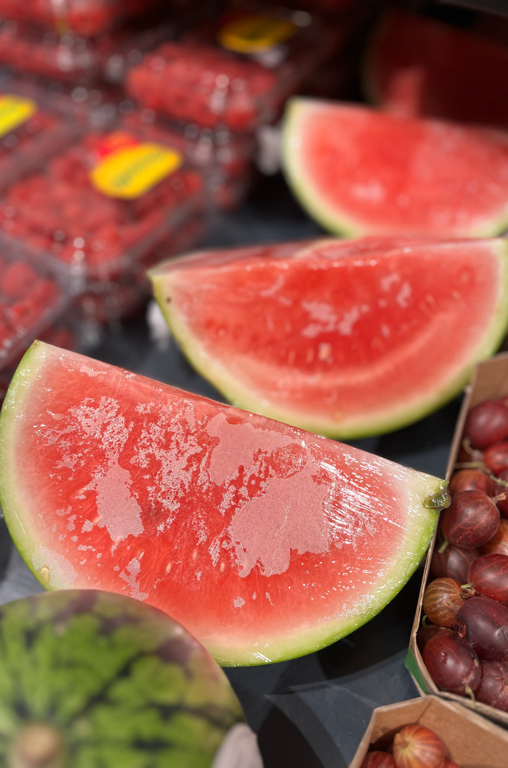 Wassermelonen aufgeschnitten im Markt