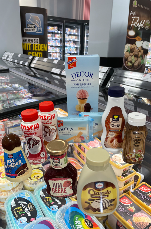 Zubehör für Eis mit Saucen und Waffeln