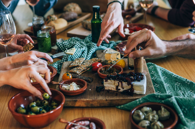 Menschen beim Tapas-Essen