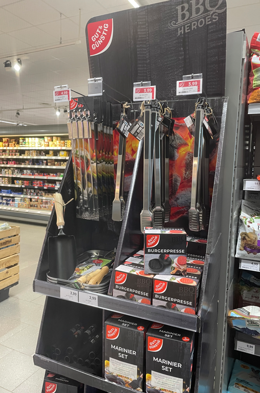 Grillzubehör wie Grillzangen und -anzünder