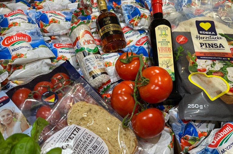 EDEKA Georg internationales Sortiment; Tomate-Mozzarella, Salami und Olivenöl