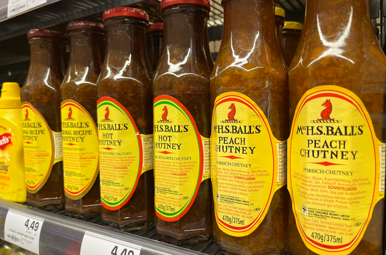 EDEKA Georg internationales Sortiment; Mrs H. S. Ball's Paech Chutney