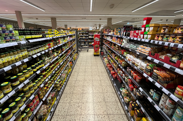 EDEKA Georg internationales Sortiment; Regal voll von internationalen Produkten