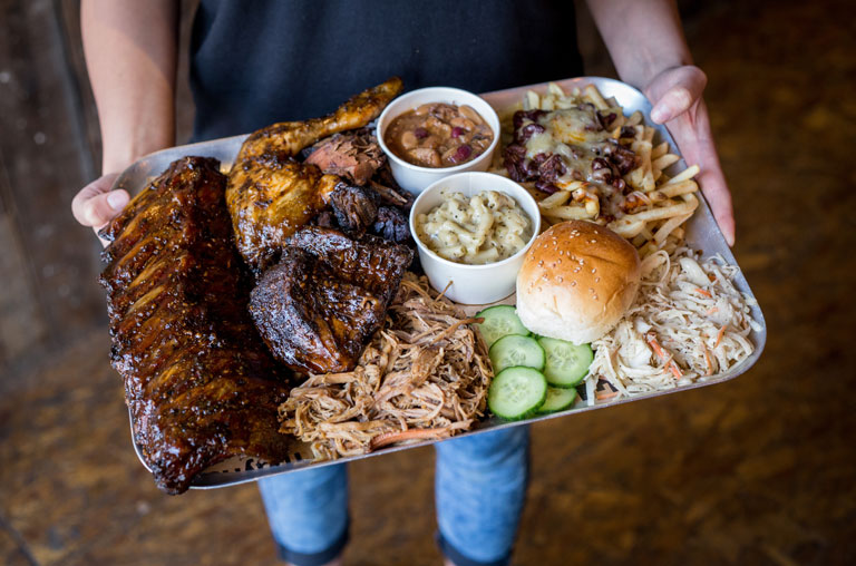Das berühmte amerikanische BBQ auf einer Platte