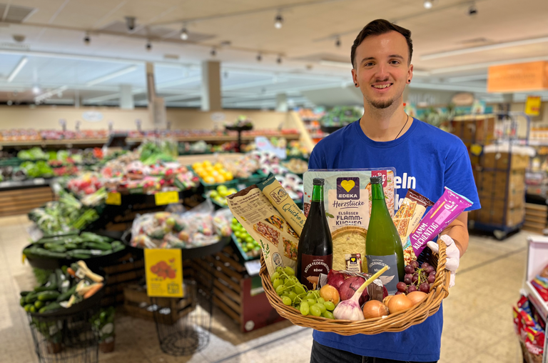 Mitarbeiter präsentiert Federweißer, Flammkuchen bei EDEKA Georg in Oberursel