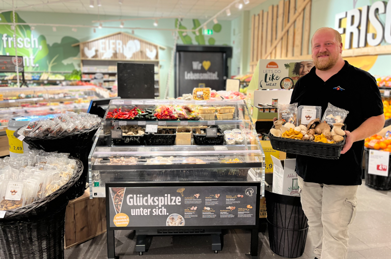 Pilzvielfalt bei EDEKA Georg - ein Mitarbeiter präsentiert die Pilze