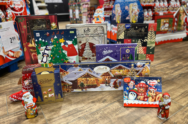 Auswahl vieler Adventskalender im Markt in Idstein
