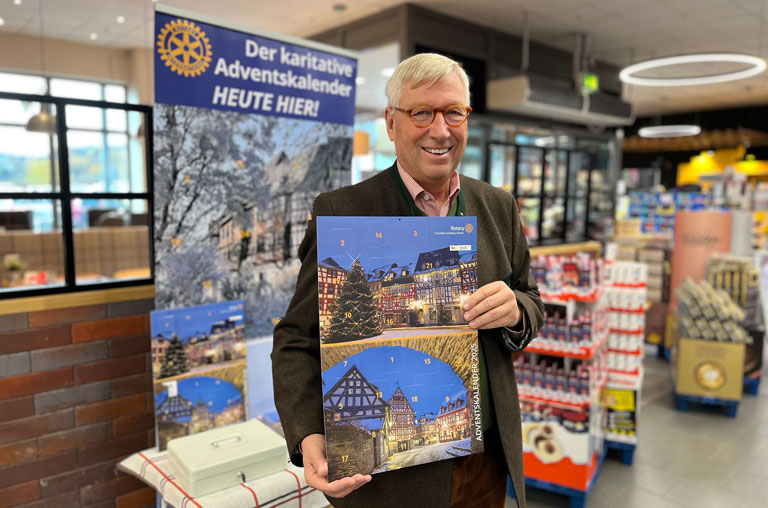 Adventskalender des Rotary-Club Idstein Bad Camberg mit Club-Präsidenten Dr. Dietrich Pradt bei EDEKA Georg