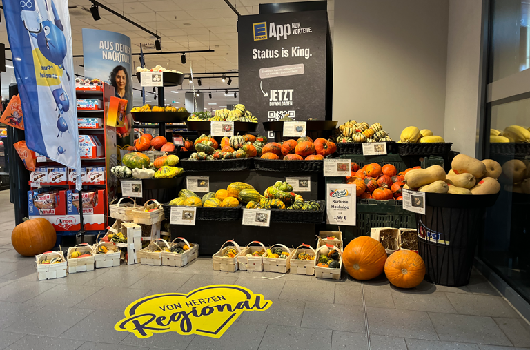 von Herzen regional EDEKA Georg, Kürbisaufbau