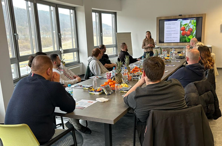 Mitarbeiter folgen der Referentin bei der Schulung durch SanLucar in der Verwaltung von EDEKA Georg in Idstein