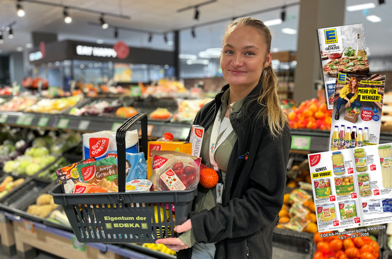 Mitarbeiterin mit Korb voller GG-Artikel