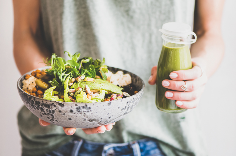 Imagebild Frau mit Salat und grünem Smoothie - Fit essen