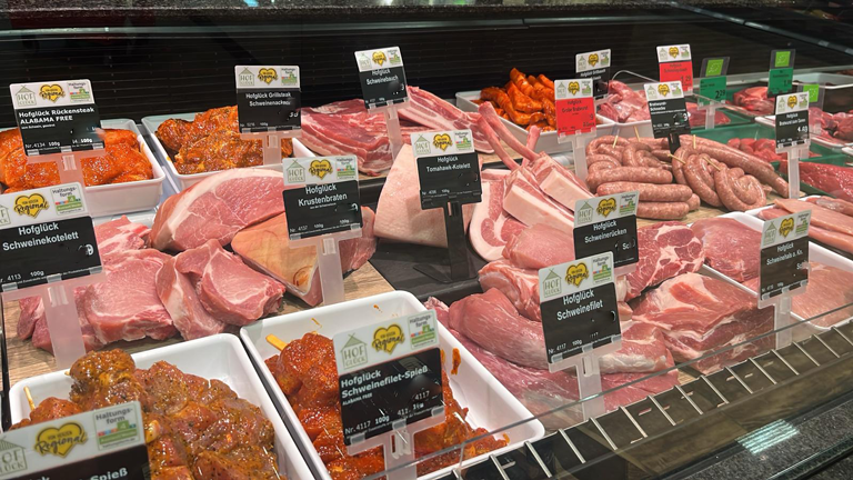 Hofglück Produkte in der Theke von EDEKA Georg in Idstein